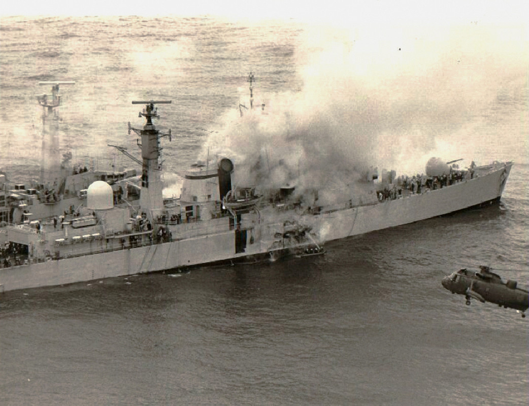 HMS Sheffield (D.80) тушение пожара после попадания аргентинской ракеты, 4 мая 1982-2