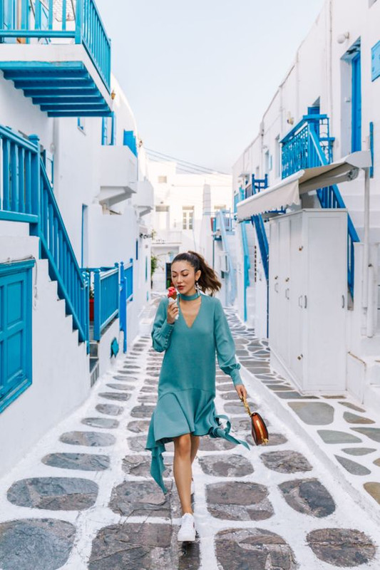 turquoisegirlsantorini.jpg