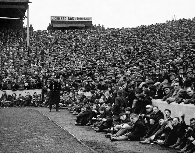 [Image: 1930s-Crowds-packed-in-like-sardines-at-...ham-Fo.jpg]