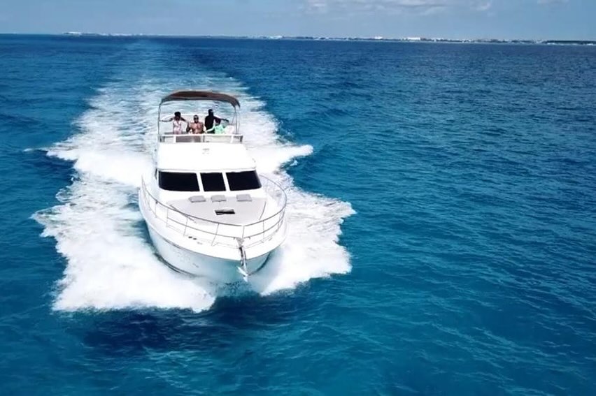 University 46 ft yacht rental Cancun - Kitchen and dining area with air conditioning and full amenities