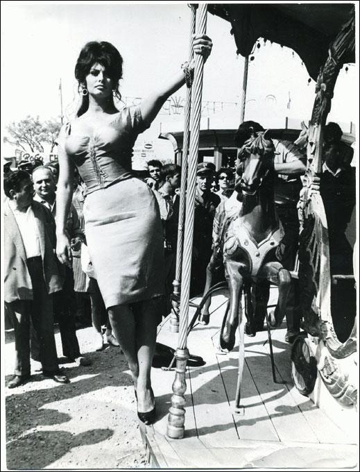 http://big.dada.net/gallery/Attrici_Italiane/Sofia_Loren/Sofia_Loren_0059.jpg