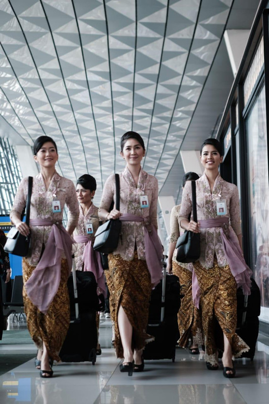 Pramugari maskapai Garuda Indonesia dengan Kebaya Pertiwi karya Anne Avantie.