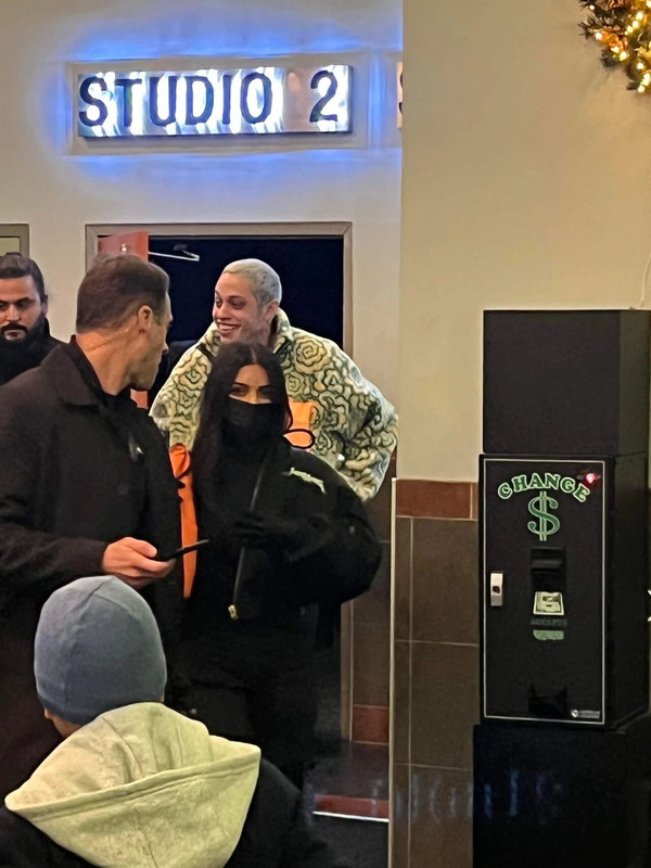 Kim Kardashian y Pete Davidson son vistos en un cine de Staten Island