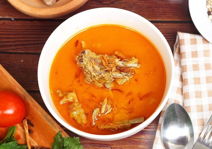 Sajian gulai kambing di RM Bumi Aki, kuliner legendaris di Puncak Bogor.