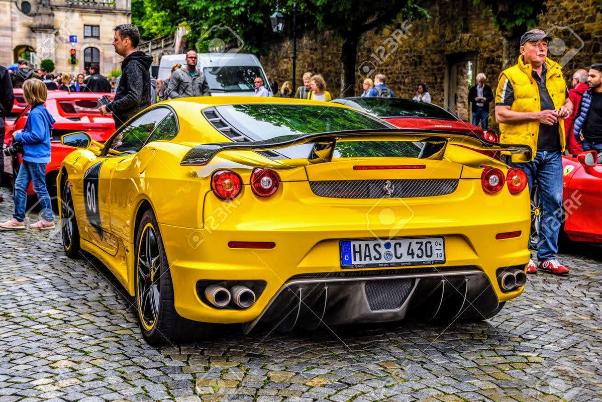 142491472-germania-fulda-luglio-2019-le-luci-posteriori-della-ferrari-f430-gialla-tipo-f131-cabrio-è
