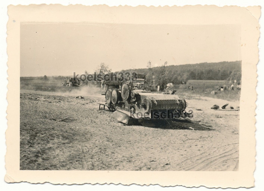 explodierter Panzer PzKpfw.38(t) Tank Wrack Wehr