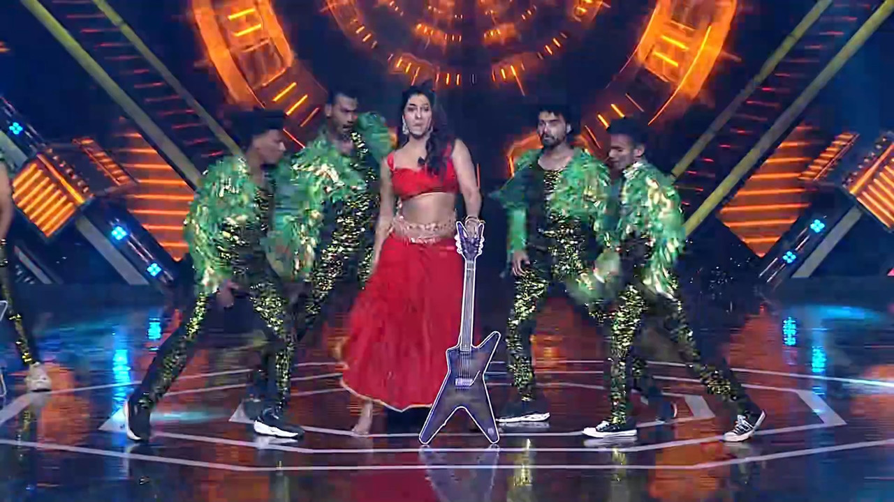 [Image: Vishnupriya-item-dance-in-red-dress-mp4-...56-000.jpg]