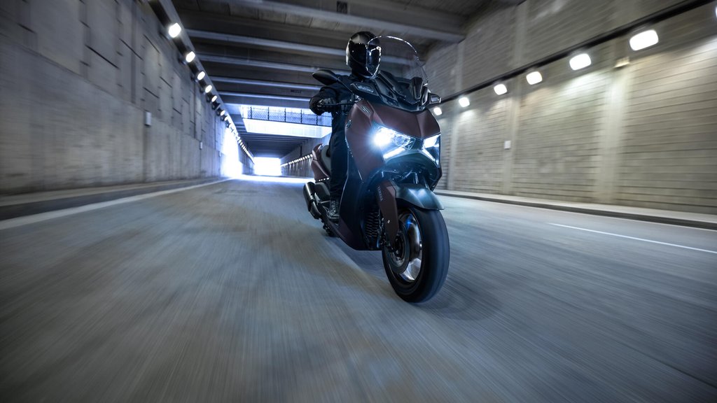 2024-Yamaha-XMAX300-ASP-EU-Dark-Magma-Action-008-03.jpg