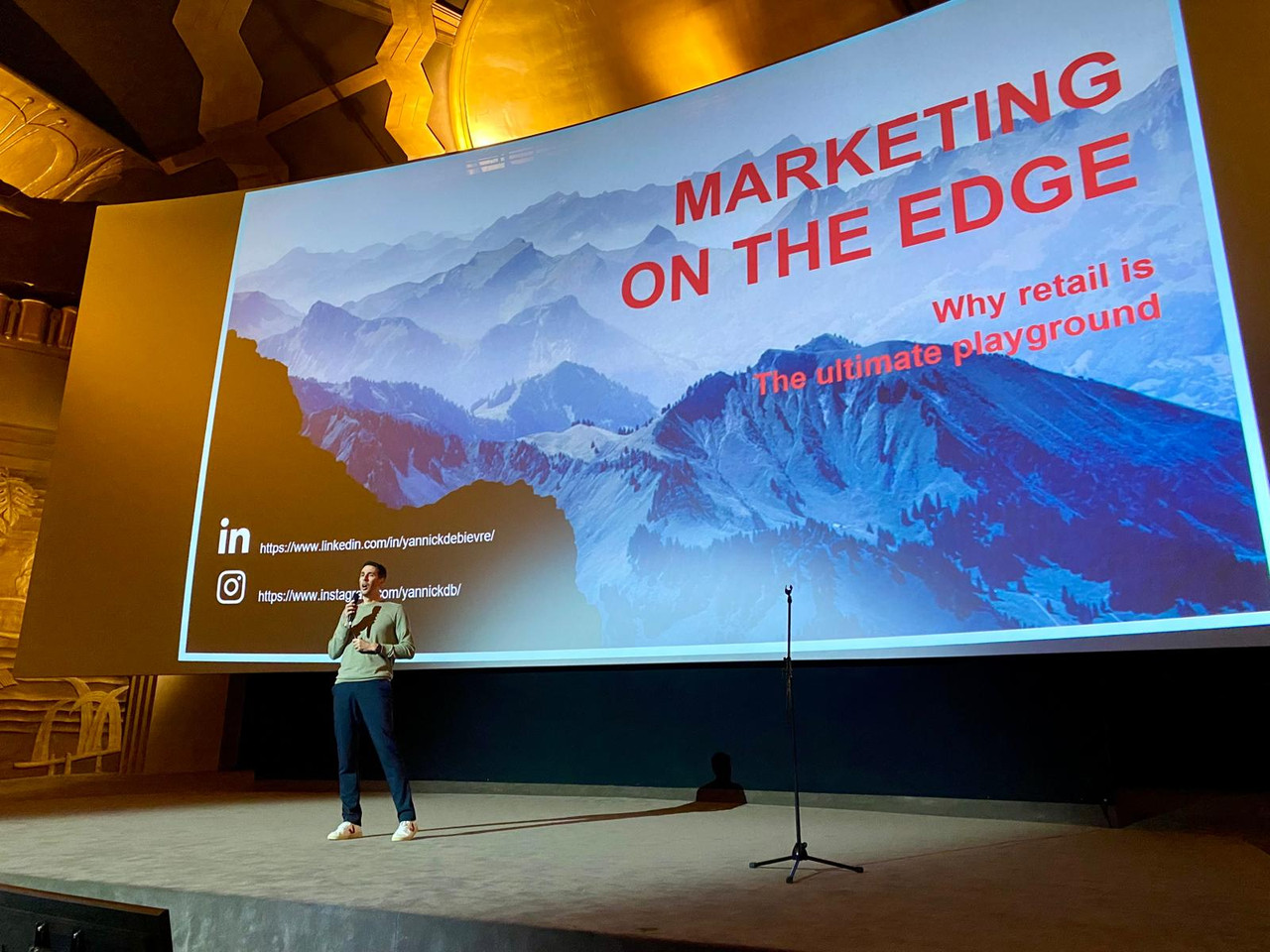 Yannick de Bièvre tijdens een keynote over marketing en retail