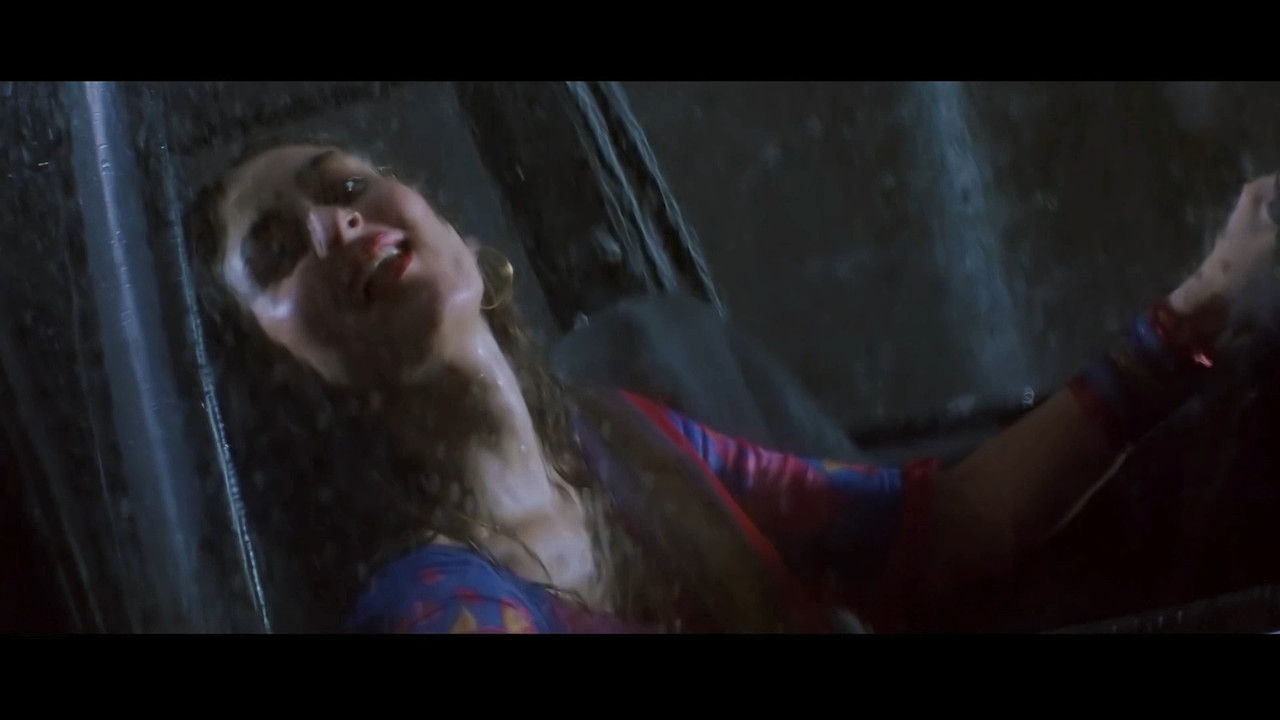 [Image: Kareena-Kapoor-Khan-Hot-Song-From-Chamel...-13-13.jpg]