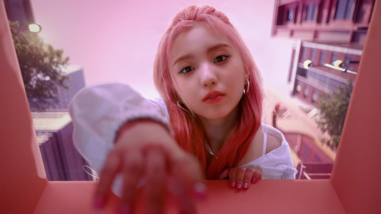 Kep1er 케플러 l 'Giddy' M_V (2160p_24fps_AV1-128kbit_AAC).mp4_000186561