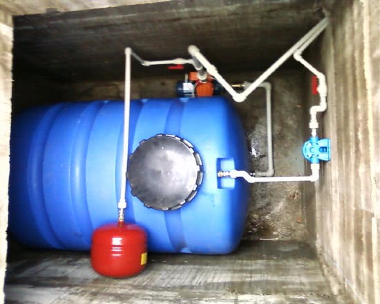 Емкость с водой из водопровода