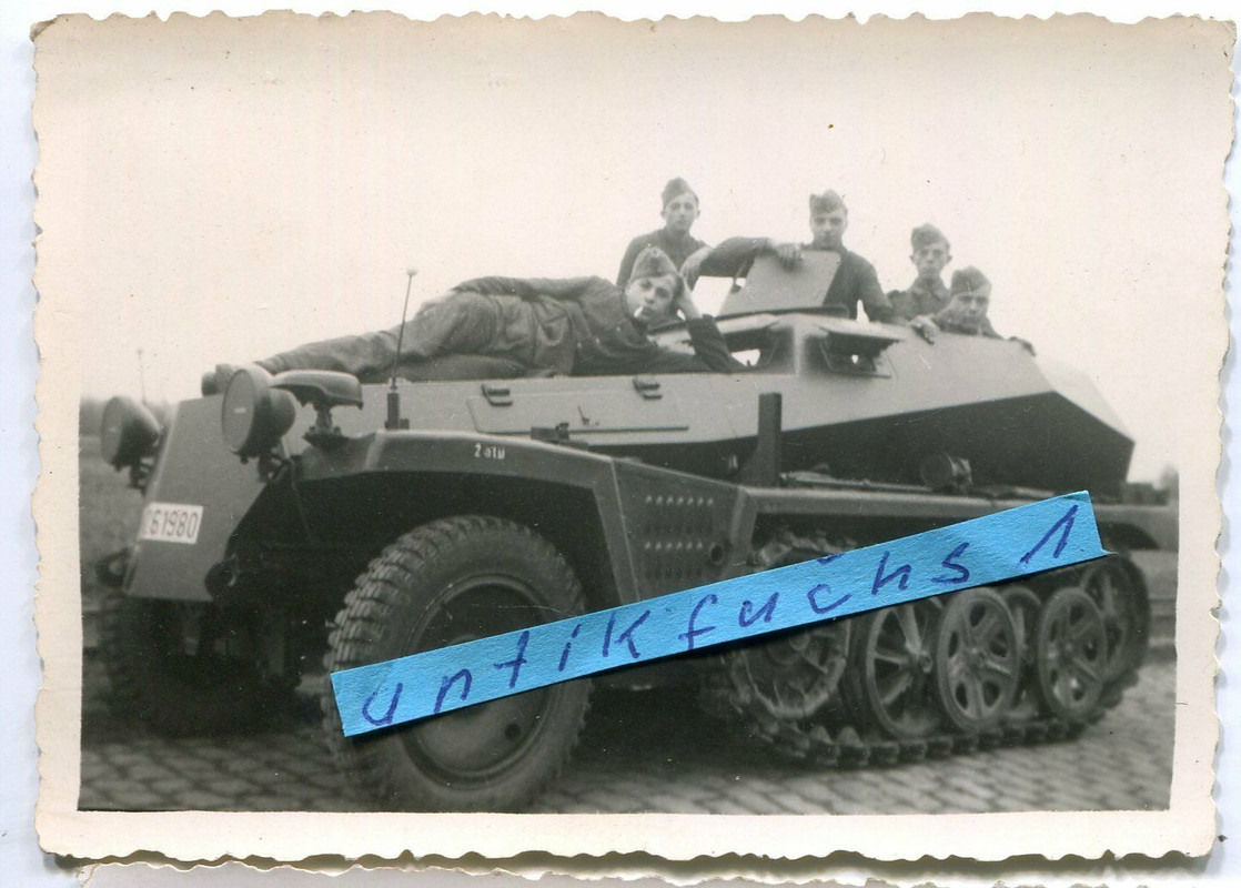 Schützen-Panzer_SPW´s der 26.Panzer-Division in Mons in Belgien 1942