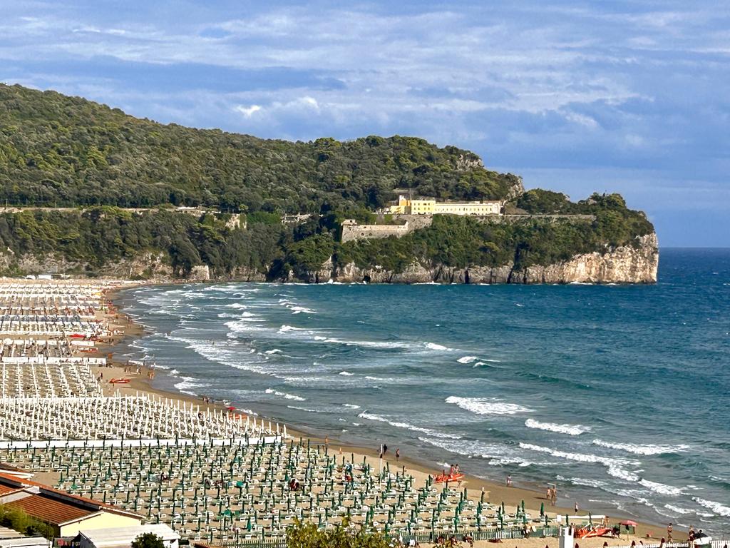 Жаркий сентябрь на побережье Тирренского моря. Жаркий сентябрь на побережье Тирренского моря.