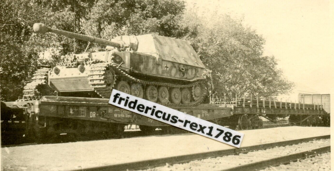 Foto 1. PzSpKp Rückzug 44 s Panzerjäger Tiger P Ferdinand s. Jagdpanzer camo1