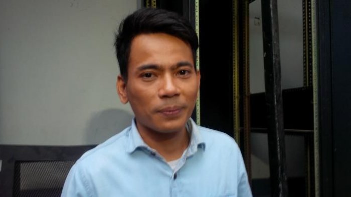 Penyanyi Indonesia Idol musim kelima (2008), Januarisman Runtuwenen (30) alias Aris Idol diabadikan usai menjalani shooting program bincang-bincang Rumpi, di Gedung Trans, Tendean, Jakarta Selatan, Kamis (12/11/2015).
