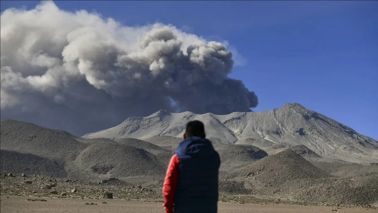 Perú declara estado de emergencia por erupción del volcán Ubinas