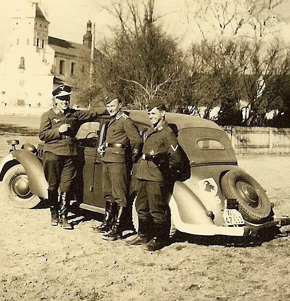 Luftwaffe Airmen Posed w Unit Marked Staff Car (WL-47693) in Field! (1)