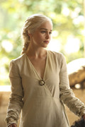 emilia-clarke-game-of-thrones-27