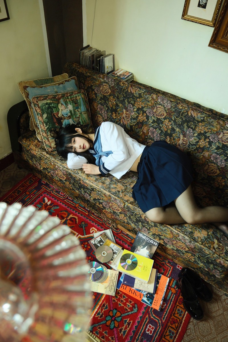 白莉爱吃巧克力 闺房JK 制服写真【20P｜150MB】插图6