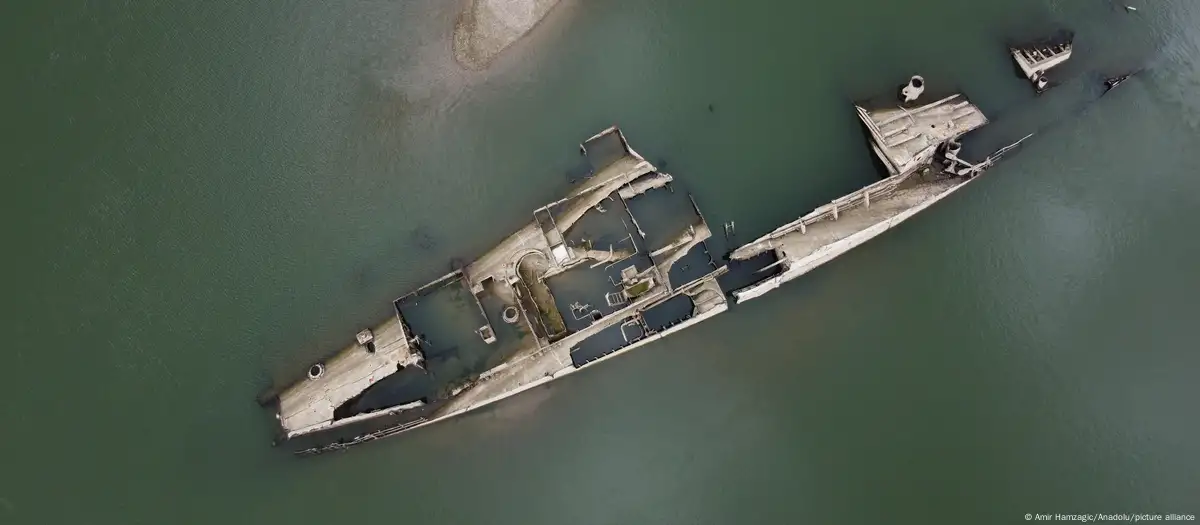 Buque de guerra nazi en un Danubio casi seco