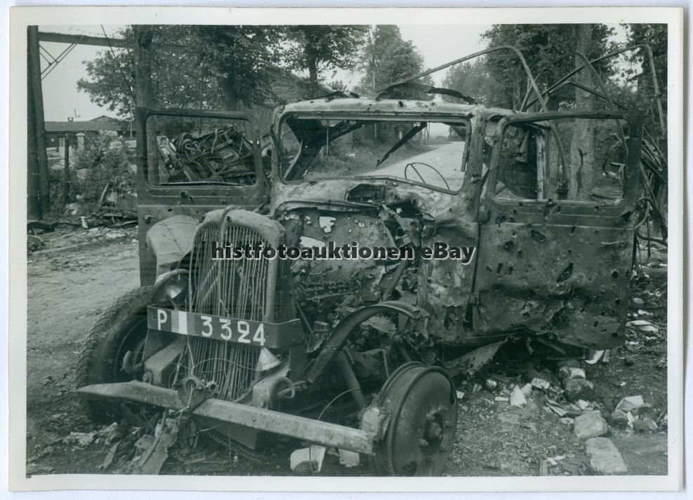 zerstörte französische belgische Pkw bei Landrec