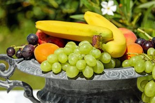 Berbagai jenis buah-buahan berwarna-warni yang kaya nutrisi