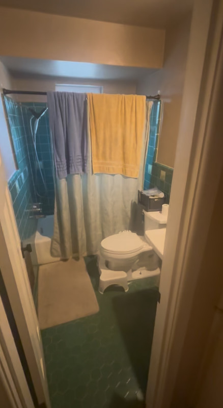 824 Lake Terrace Dr - Bathroom
