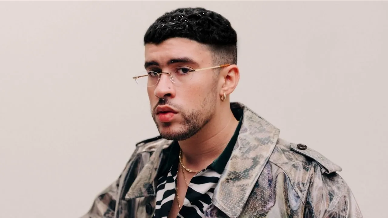 Bad Bunny le tira el celular a una fan, en un ataque de ira