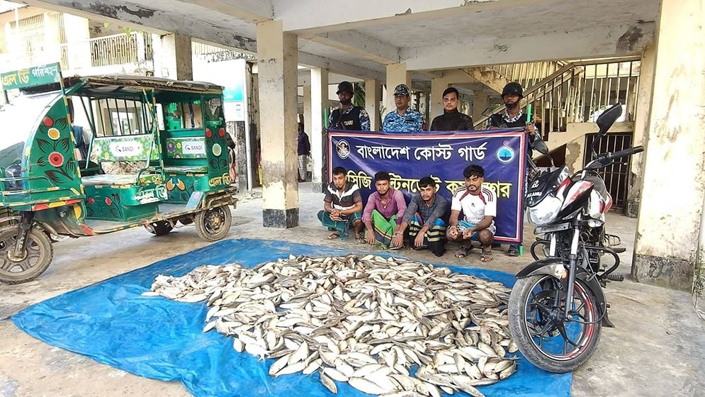 ৩ মণ ইলিশ দেওয়া হলো এতিম ও দুস্থদের
