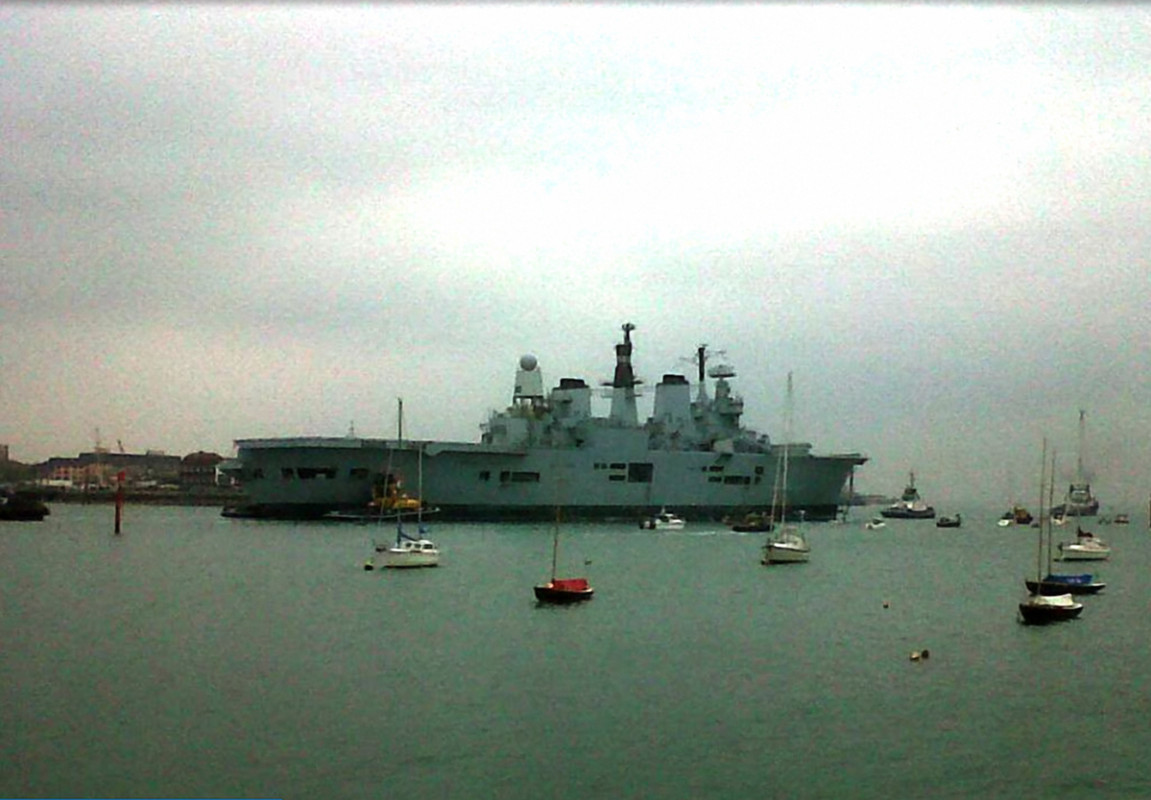 HMS Ark Royal (R.07) отправился в последний путь из гавани Портсмута, 20 мая 2013