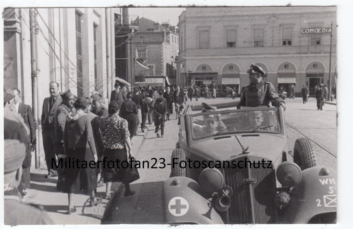 Marktplatz mit deutschen Sanitäts PKW AUDI in Po