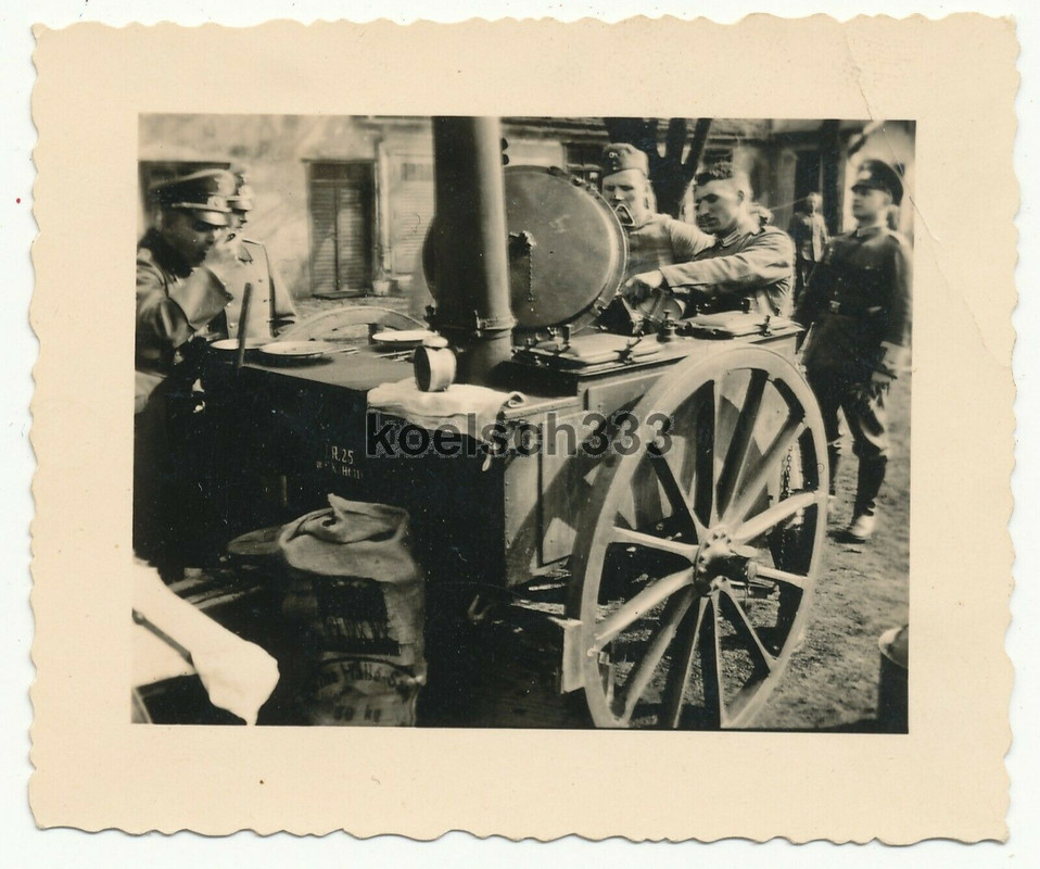 !Foto Soldaten vom Inf. Reg. 25 Stargard am Feldküchen Anhänger in Groß Born
