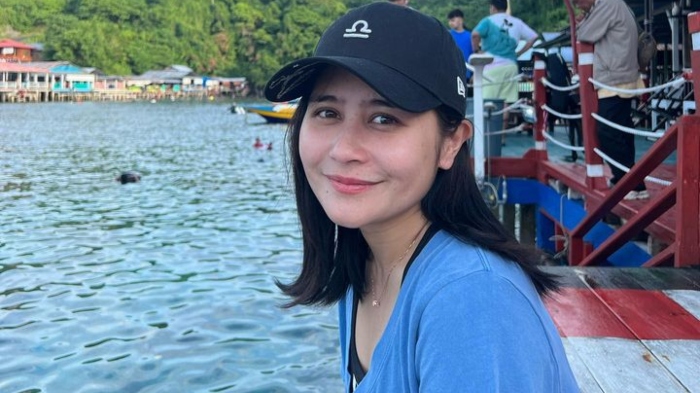 Potret cantik Prilly Latuconsina tampil natural saat liburan ke Ternate beberapa hari yang lalu. Selama di sana ia terlihat menjajal hobi baru dengan cara diving menjelajah lautan.