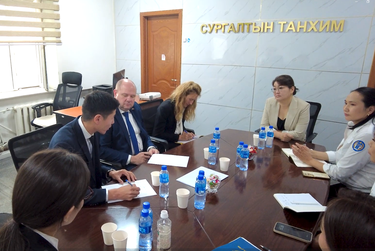 Твининг төслийн суурин төлөөлөгч Кристоф Копецки эвлэрүүлэн зуучлагчдын ажилтай танилцлаа