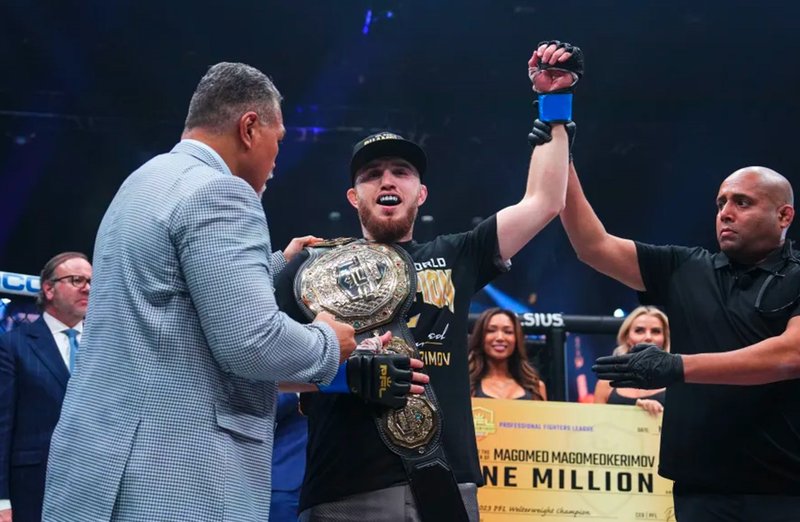 Двукратен шампион на PFL иска да го освободят, за да отиде в UFC