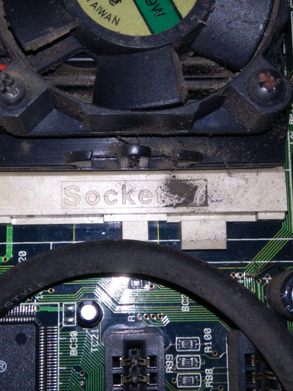 pentium-100-mobo-03-socket-7.jpg