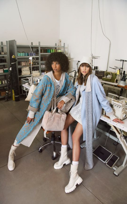 Manila Grace, la FW22 è un viaggio dietro le quinte dove accade la magia Manila Grace, la FW22 è un viaggio dietro le quinte dove accade la magia