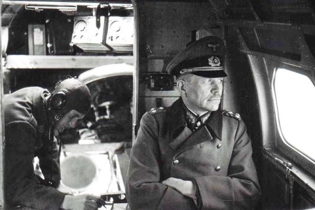 En el interior de un avión de transporte con destino al Frente Oriental. Primavera de 1943
