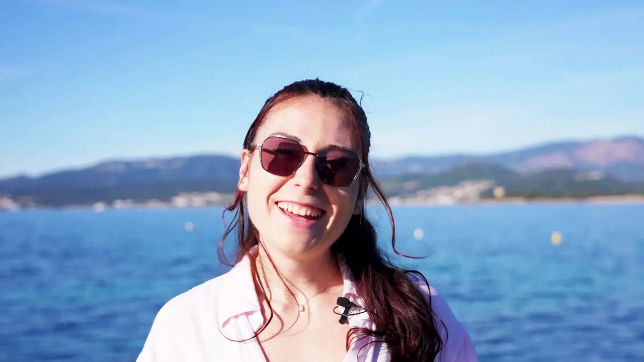 JacquieEtMichelTV 24 12 30 Mia, 24 years old, from Hyeres!