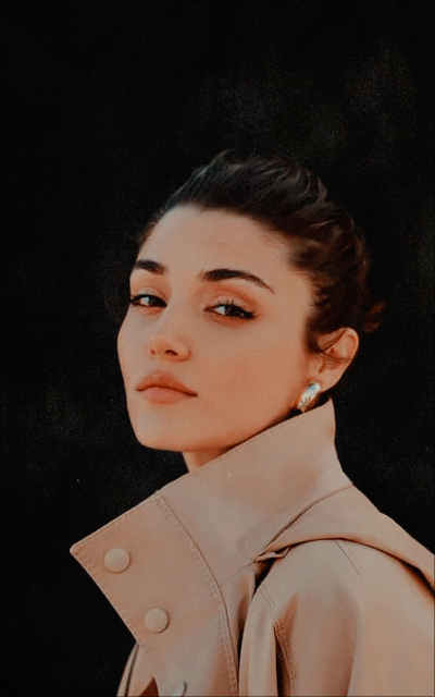 Hande Erçel 22