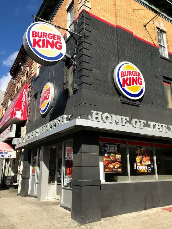 Dos hombres en Nueva York golpean a empleado de Burger King