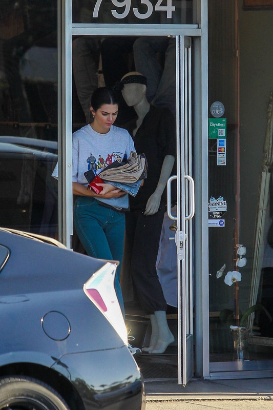 kendall-jenner-out-shopping-in-west-hollywood-06-30-2018-5