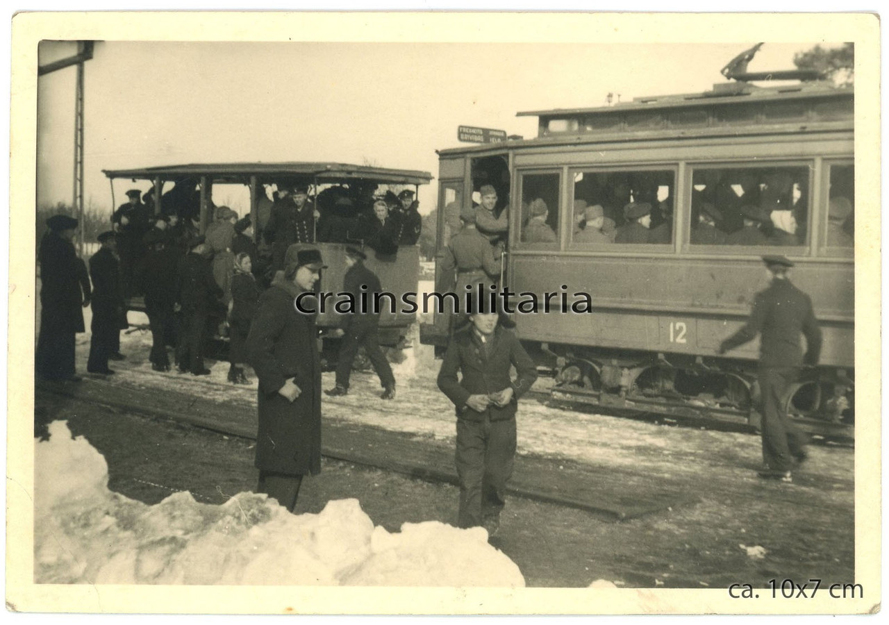 Orig Foto Soldaten in Strassenbahn mit Schild in zerstörtes RIGA Lettland 1941