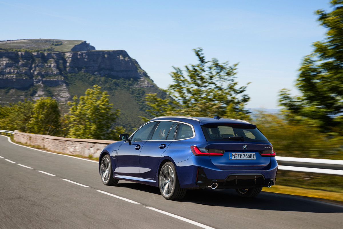 P90462515_highRes_the-new-bmw-330e-tou