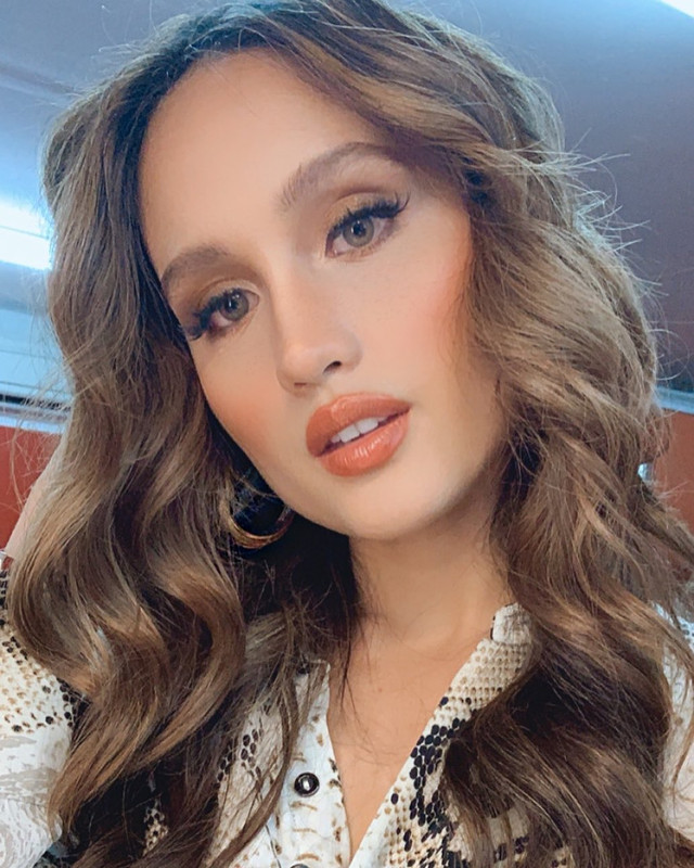 Cinta Laura merupakan artis Indonesia yang pernah memainkan peran di film Netflix, Nanny Surveillance (2018).