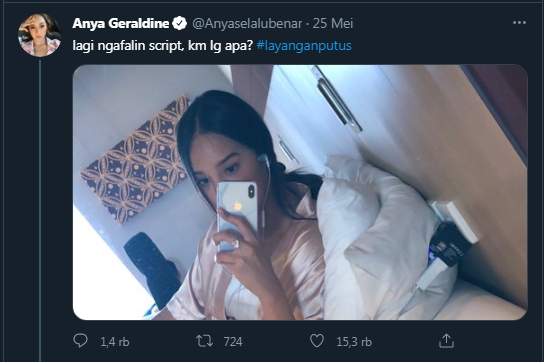 Anya Geraldine tengah berselfie di sebuah kamar tidur