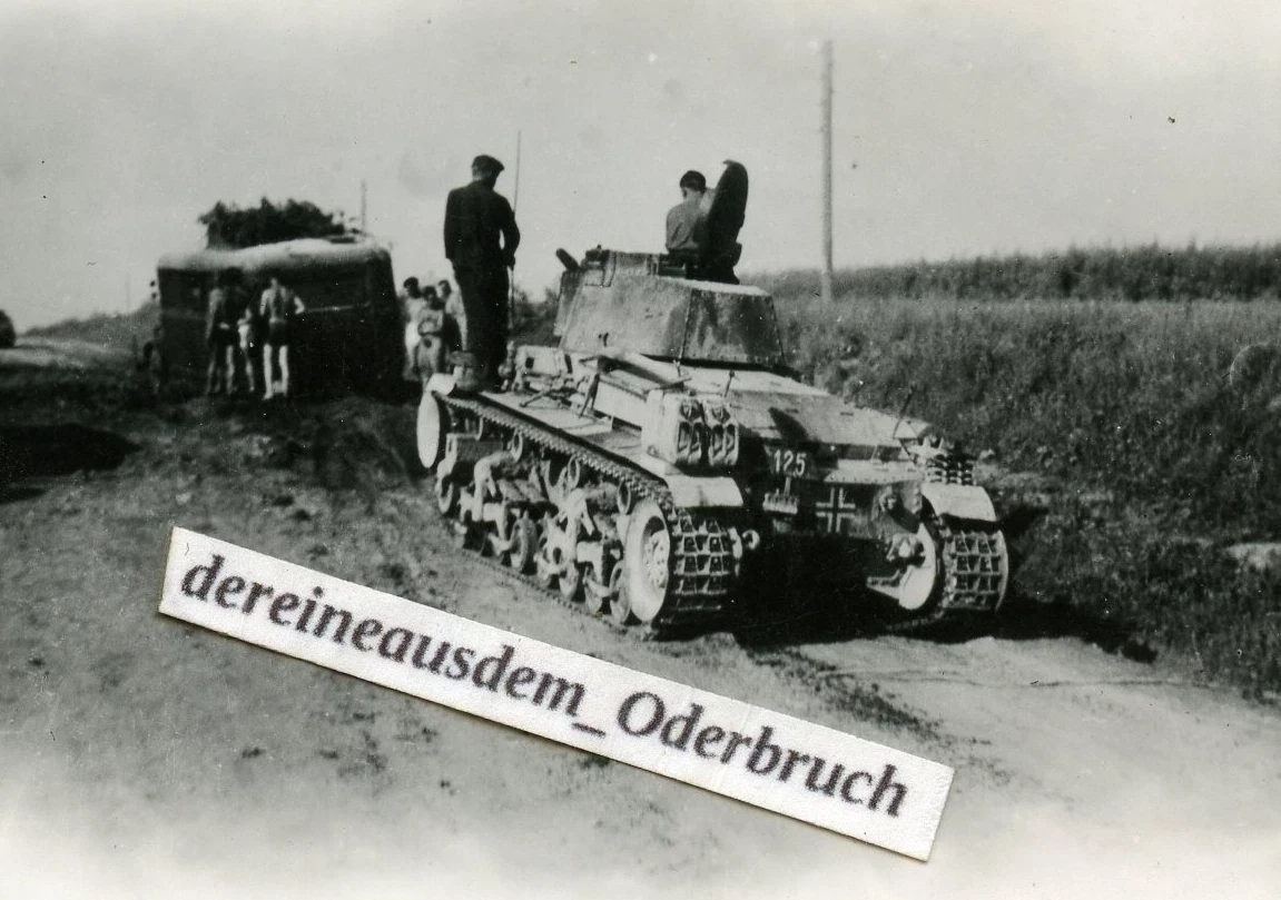 C57 Foto WH mit Beute Panzer LT vz 35 Nr 125 an der Front