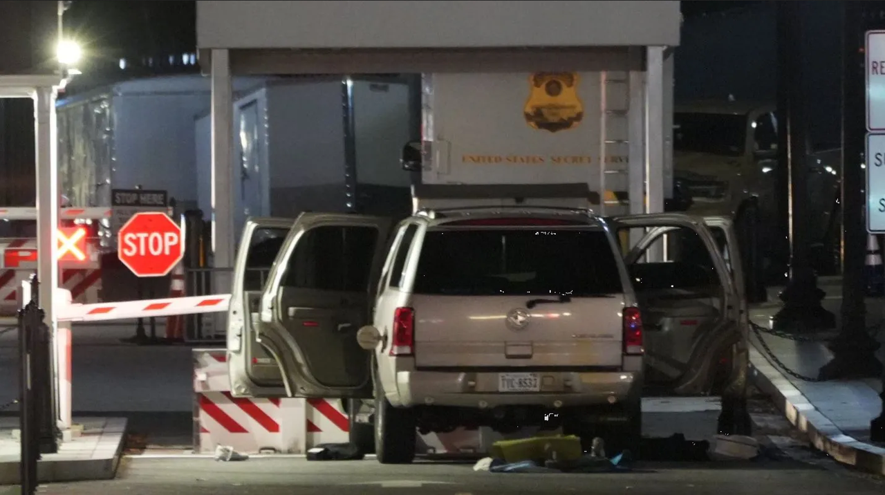 Vehículo choca contra puerta exterior de la Casa Blanca, hay un detenido