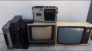 Videocassete e rádio antigo empilhados